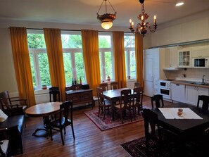 Grand réfrigérateur, micro-ondes, four, plaque de cuisson