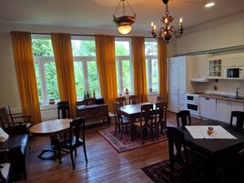 Full-size fridge, microwave, oven, stovetop