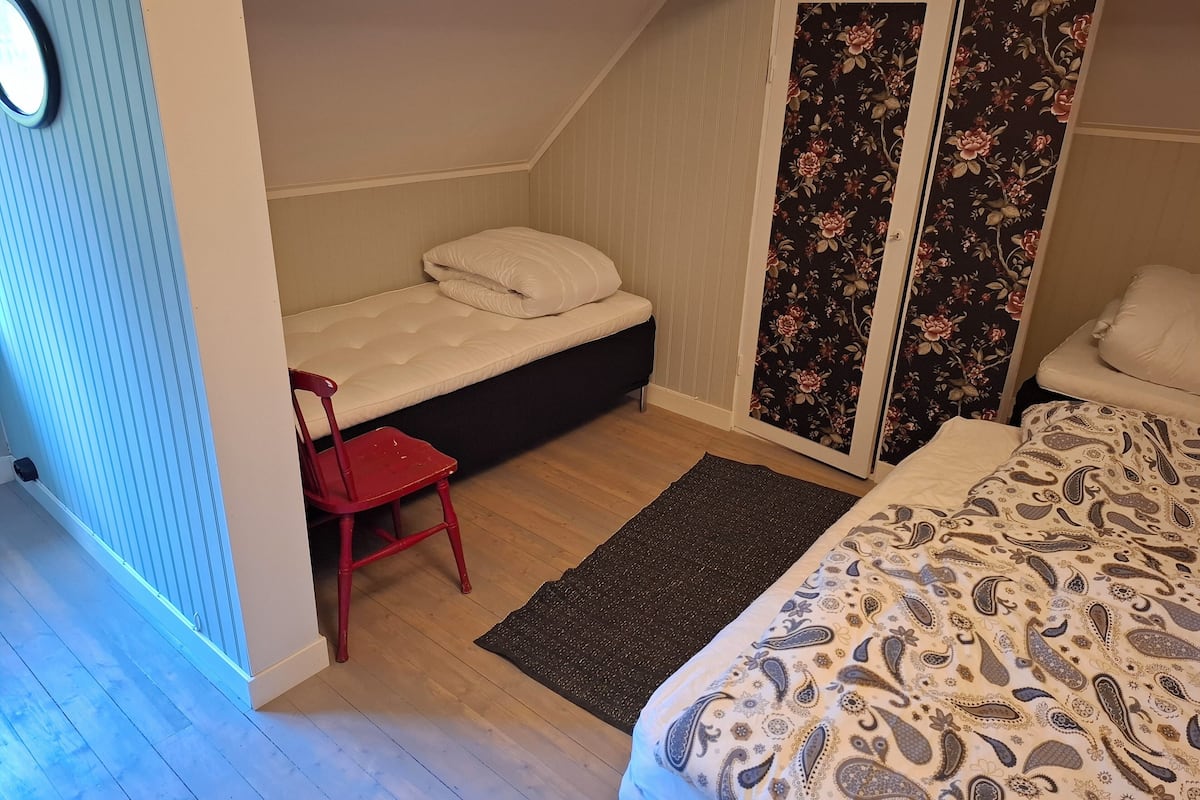Firemannsrom – familie | Strykejern/-brett, reiseseng for barn, wi-fi (inkludert) og sengetøy
