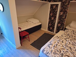 Firemannsrom – familie | Strykejern/-brett, reiseseng for barn, wi-fi (inkludert) og sengetøy
