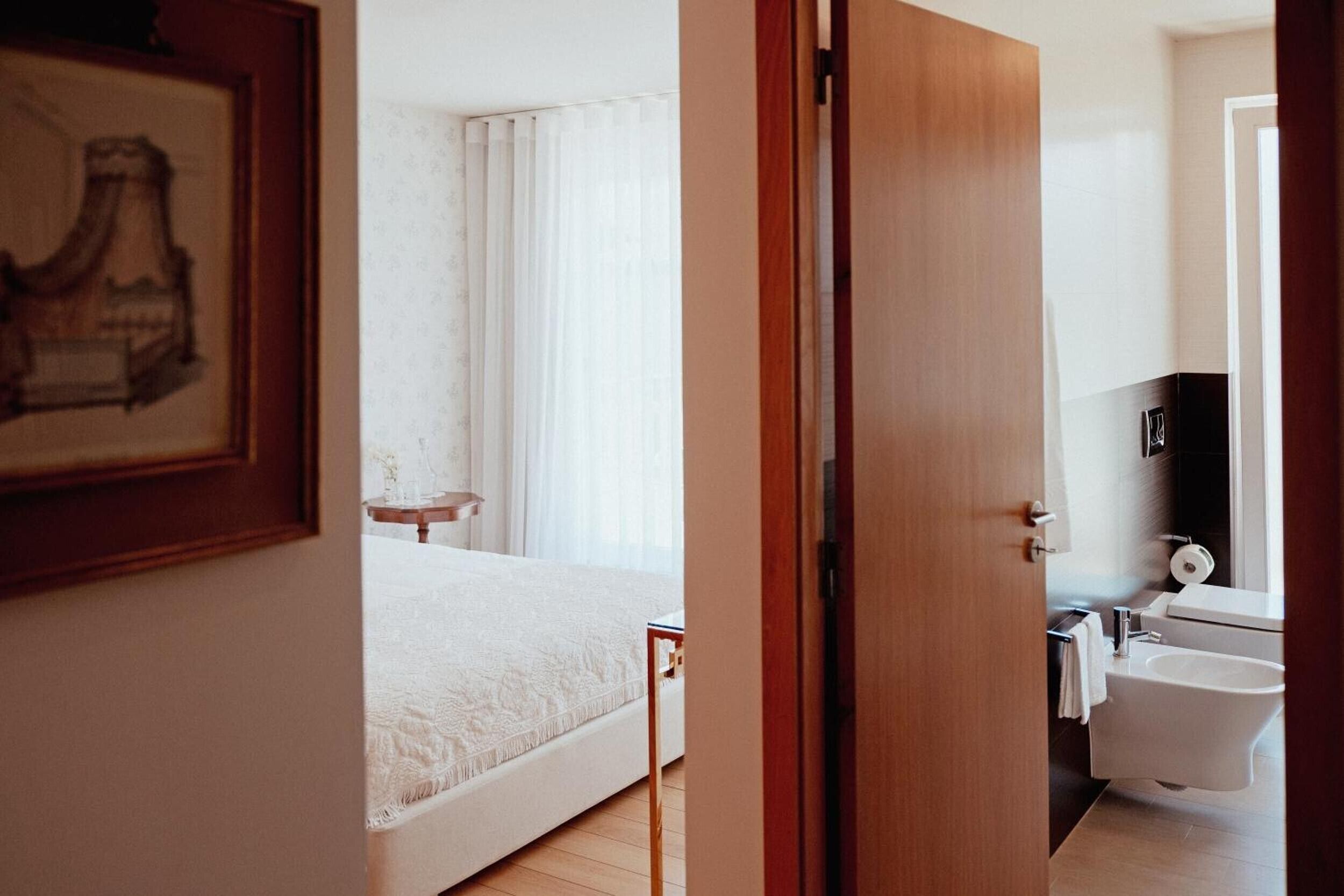 Un dormitorio con cama, mesita de noche y baño completo.