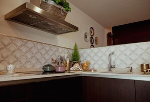 Een koelkast, een microgolfoven, een oven, een kookplaat