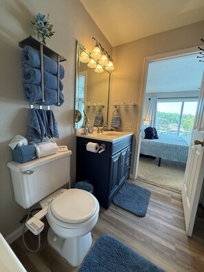 Sèche-cheveux, serviettes fournies, savon, shampoing