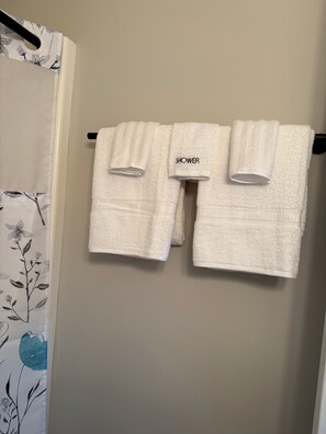 Sèche-cheveux, serviettes fournies, savon, shampoing