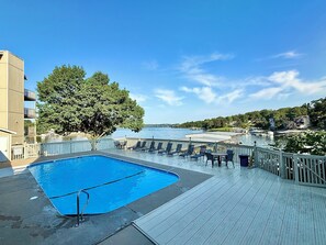 室外游泳池，恒温泳池