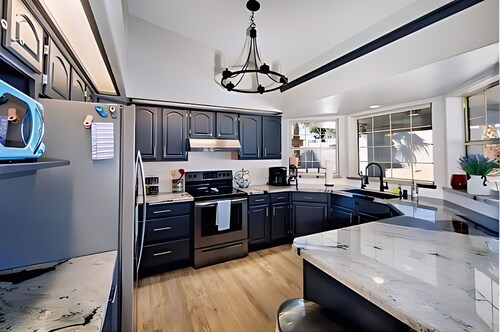 Desert Escape w/ Pool, Hot Tub + Bar & Pool Table