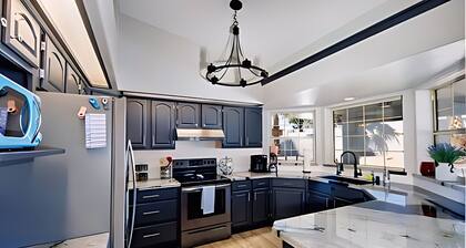 Desert Escape w/ Pool, Hot Tub + Bar & Pool Table