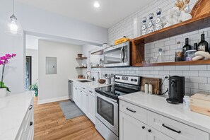 Køleskab, mikrobølgeovn, ovn, kogeplade