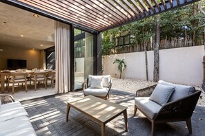 屋外ダイニングエリア