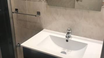 Serviettes fournies, papier toilette