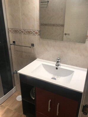 Serviettes fournies, papier toilette