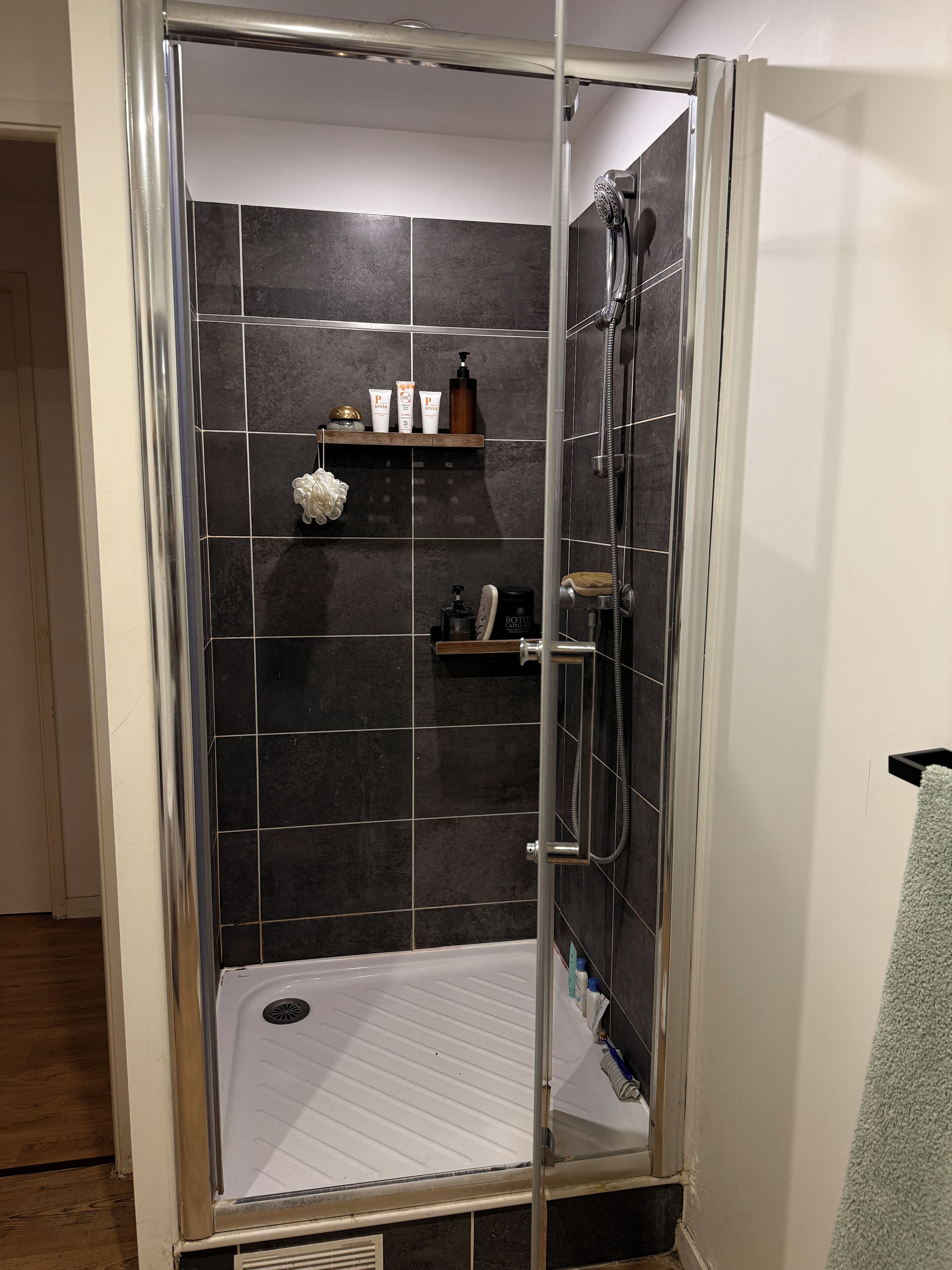 Toallas, jabón, papel de baño 