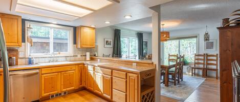 Een koelkast, een microgolfoven, een kookplaat