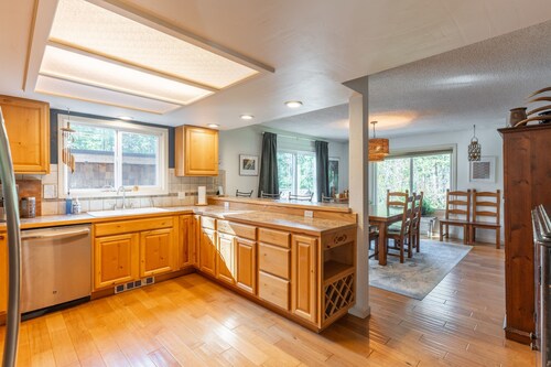 Secluded Forest Retreat – Hot Tub & Near Glacier