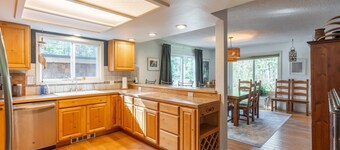 Secluded Forest Retreat – Hot Tub & Near Glacier