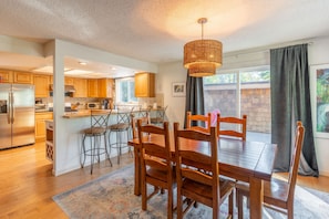 Dining - Woodland Retreat w/ Hot Tub Near Glacier (Columbia Falls)