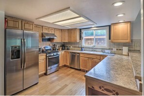 ثلاجة، ميكروويف، موقد طهي مسطح، ماكينة لصنع القهوة/الشاي