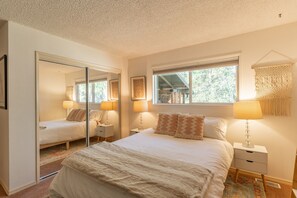 3 bedrooms, desk, iron/ironing board, travel cot - Woodland Retreat w/ Hot Tub Near Glacier (Columbia Falls)