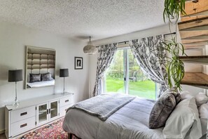3 bedrooms, desk, iron/ironing board, travel cot