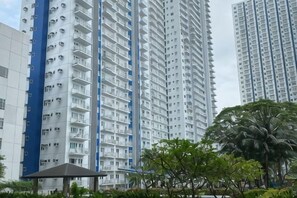 Unclassified image, 2 of 16, button - Grass Residence tower2 2011 (Quezon City)