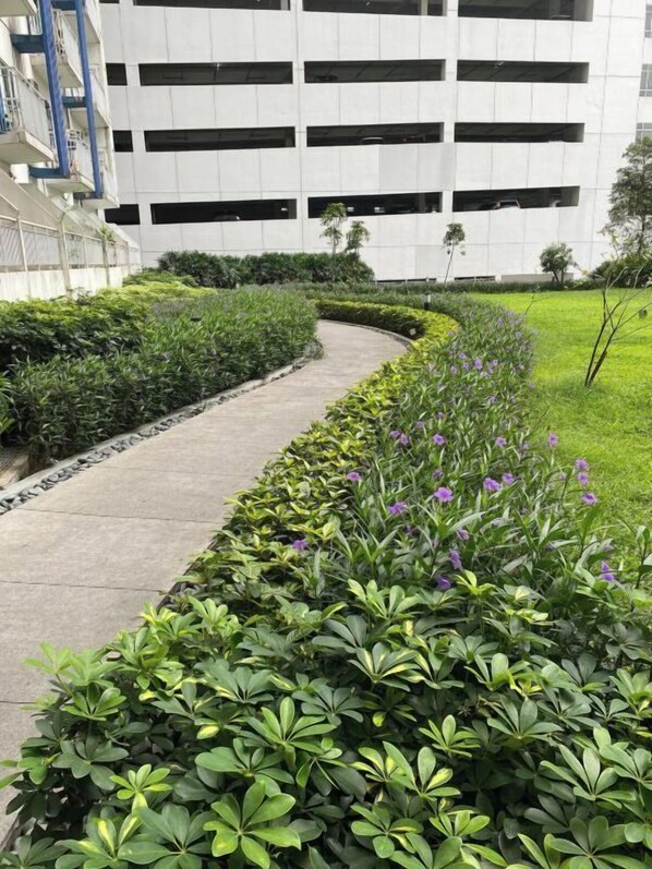 Garden - Grass Residence Tower 3 20th with balcony (Quezon City)