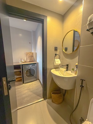 Shower, bidet, towels, soap - Luxury Studio Apartment in Nairobi (Nairobi)