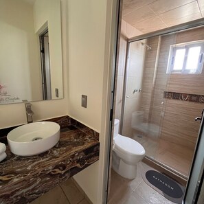Deluxe Double or Twin Room, 1 King Bed | Bathroom