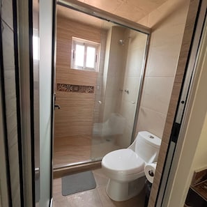 Doppia Deluxe | Bagno | Doccia, asciugamani, sapone, shampoo