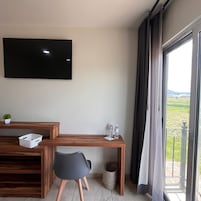 Escritorio y espacio para trabajar con laptop