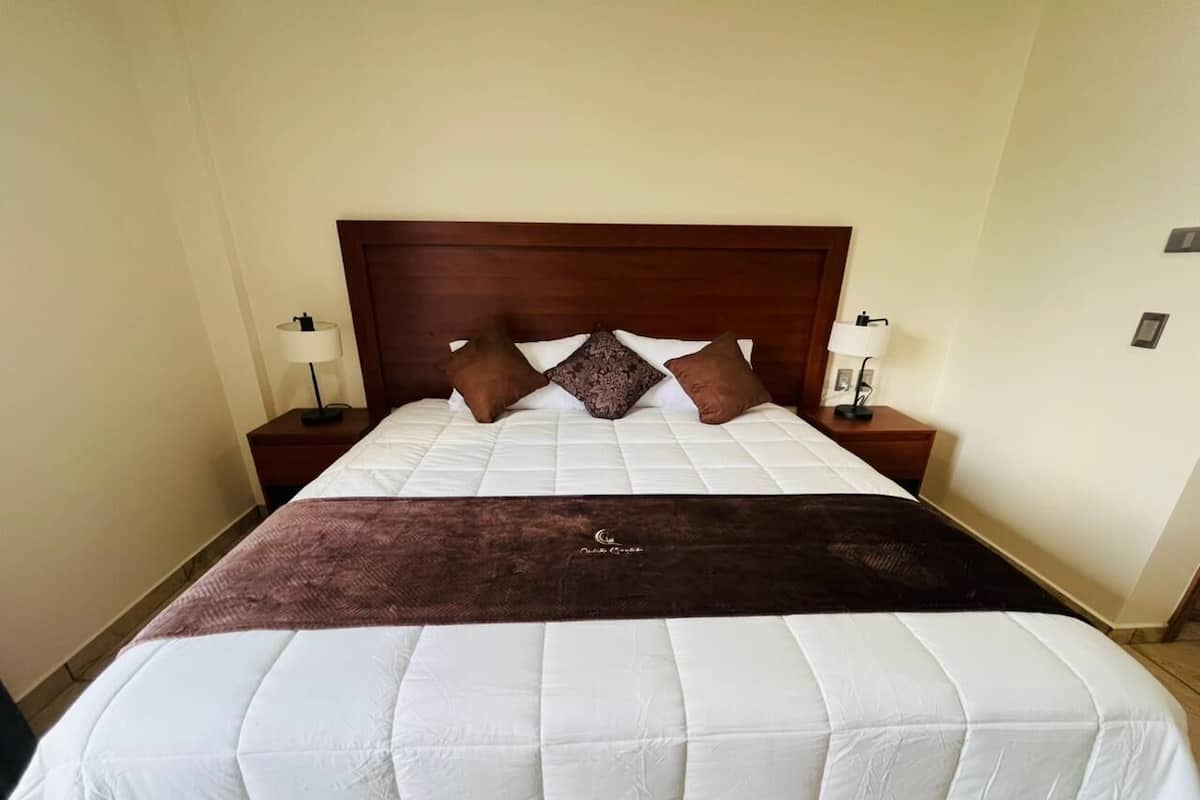 Deluxe Room, 1 King Bed | Desk, laptop workspace, free WiFi