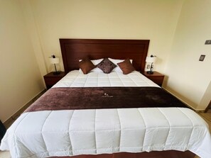 Camera Deluxe, 1 letto king | Una scrivania, postazione laptop, Wi-Fi gratuito