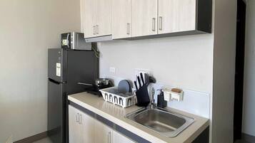 Tweepersoonskamer, uitzicht op de stad | Privékeuken | Een kookplaat, kookgerei, borden en bestek