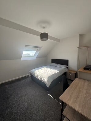 5 bedrooms, iron/ironing board, free WiFi, bed sheets