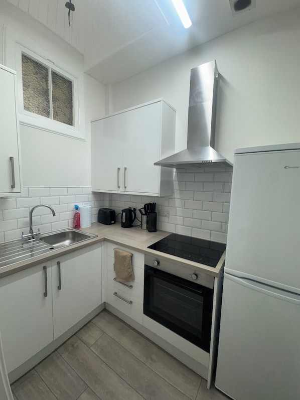 Microondas, horno, placa de cocina
