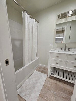 Hair dryer, towels, soap, shampoo - Charming 1-bedroom house in Stillwater  (Stillwater)
