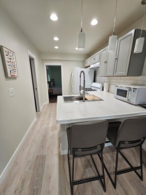 Fridge, microwave, oven, stovetop - Charming 1-bedroom house in Stillwater  (Stillwater)