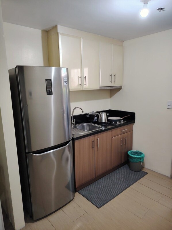 Doppelzimmer, Stadtblick | Eigene Küche | Herdplatte, Kochgeschirr/Geschirr/Besteck