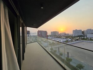 Property grounds - Spacious 2BR Apartment w/ Balcony near NYU & Saadiyat Beach - gym and pool (Abu Dhabi)