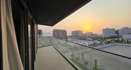 Spacious 2BR Apartment w/ Balcony near NYU & Saadiyat Beach - gym and pool