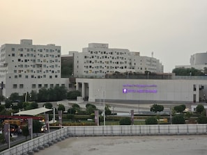 Exterior - Spacious 2BR Apartment w/ Balcony near NYU & Saadiyat Beach - gym and pool (Abu Dhabi)