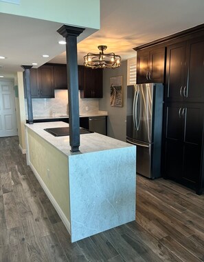 Mikrowelle, Ofen, Herdplatte, Geschirrspüler