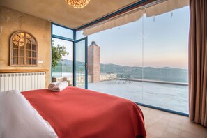 Casa, 3 habitaciones, cocina, vistas a la montaña | Cortinas opacas, tabla de planchar con plancha, wifi gratis