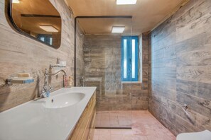 Casa, 3 camere da letto, cucina, vista montagna | Bagno | Doccia, set di cortesia gratuito, asciugacapelli, asciugamani