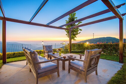 Red Oak House With Garden & Terrace in Assia, Batroun