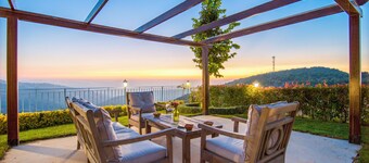 Red Oak House With Garden & Terrace in Assia, Batroun