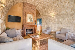 House, 3 Bedrooms, Kitchen, Mountain View | Living room