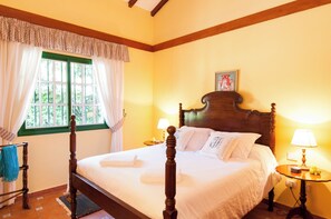 3 habitaciones, tabla de planchar con plancha, wifi y ropa de cama 