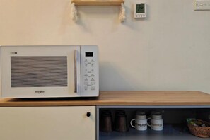 Microwave - Humble Abode near Station, Costco, Eastland (Heathmont)