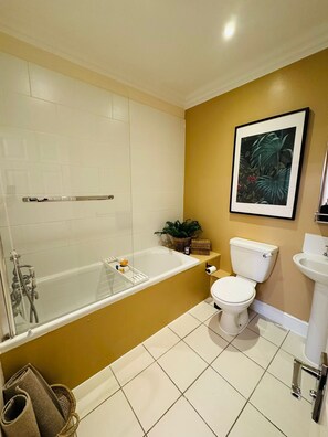 Hair dryer, towels, soap, toilet paper - Modern & Cosy Flat at Clevedon House | Explore Cardiff, Bristol & Wye Valley (Newport)