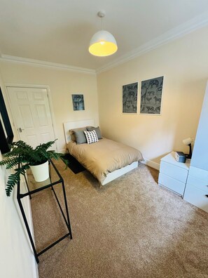 2 bedrooms, iron/ironing board, Internet - Modern & Cosy Flat at Clevedon House | Explore Cardiff, Bristol & Wye Valley (Newport)